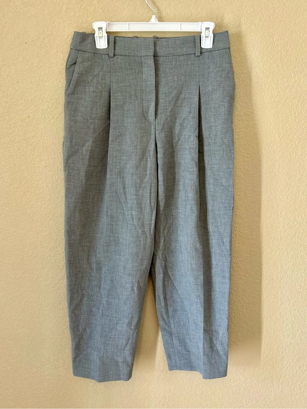 Babaton Aritzia Cropped Wide-Leg Pleated Pants in Light Gray Size 6 25” inseam - Picture 2 of 10